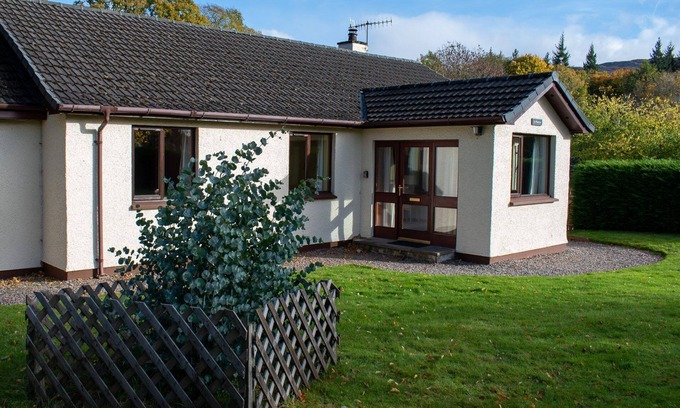 Fort Augustus Apartment | St Machar Pet friendly bungalow with private garden