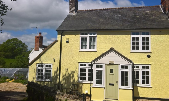 Tatworth Cottage | ST MARGARET'S COTTAGE, family friendly, with open fire in Tatworth