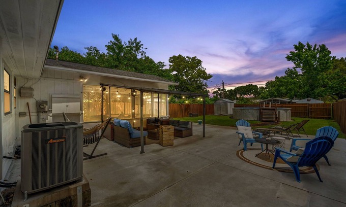 Disston Heights House | St. Pete pool home close to downtown & beach- porch, fenced backyard, wifi