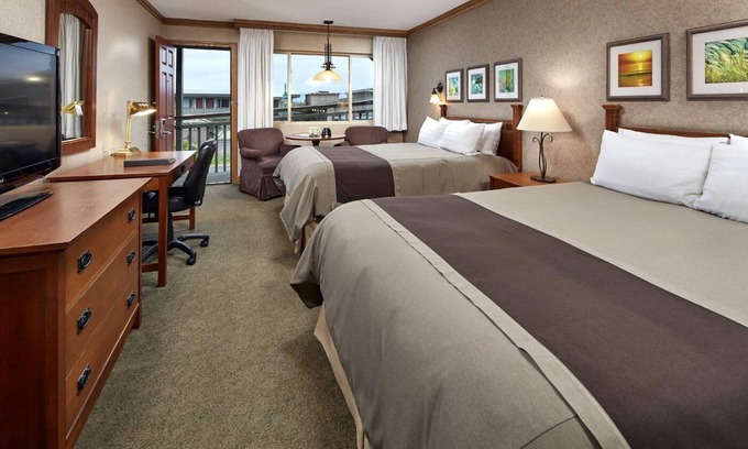 San Simeon Hotel | Standard 2 Queens Room w/Easy Access to Highway 101