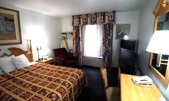 Roseville Hotel | Standard Queen Room Non-Smoking