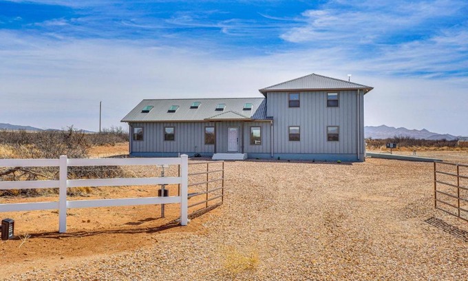 Pearce House | Stargazers Delight Mtn-View Pearce Home with Deck!