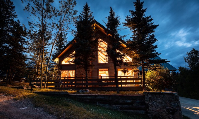 Columbine Lake House | Starlink Internet, EV Charger, Pet Friendly, Cozy!