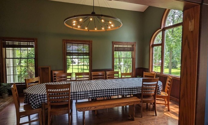 Curryville House | Starlit Oasis, HOT TUB, Fire Pit, Fireplace, XBOX