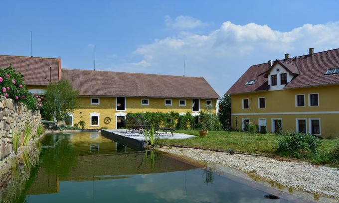 Zizice House | Statek Luníkov