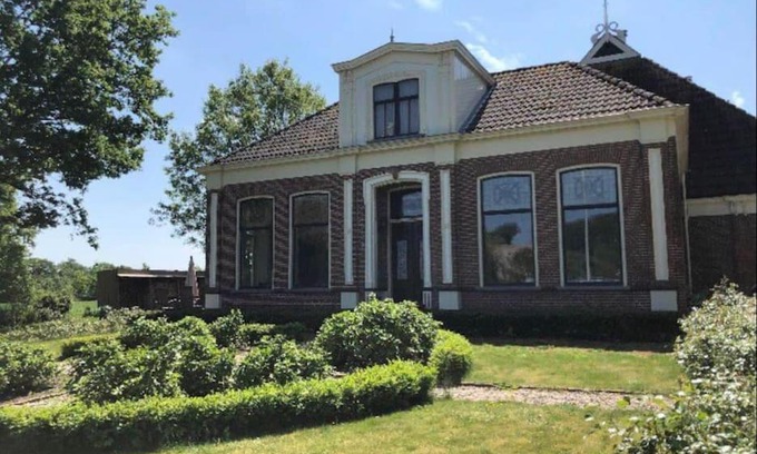 Hoogzand House | Statige boerderijwoning met vrij uitzicht en tuin
