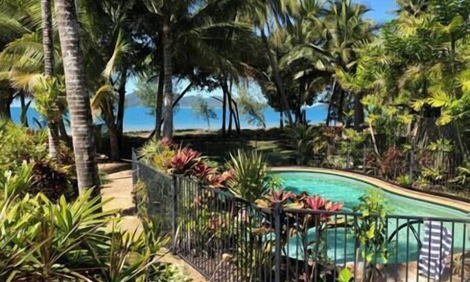 Mission Beach Villa | Stay at 'Banfield 4'