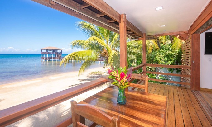 Antoneys Cay House | Stay at the famous Jolly Octopus Beach Bar! Beach Front with Water toys included