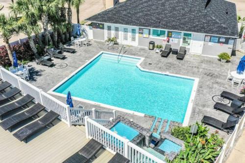 Galveston House | Stay Awhile Condo Minutes to Beach with Pool