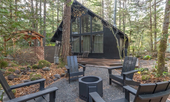 Rhododendron Cabin | Stay before 10/14! get the 3RD night FREE!Hot tub, cabin feel