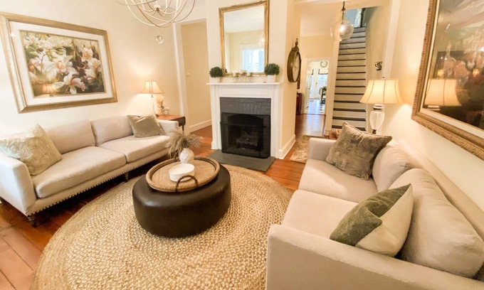 Historic District House | Stay in Heart of Downtown Annapolis Steps to Main St at Historic Carriage House