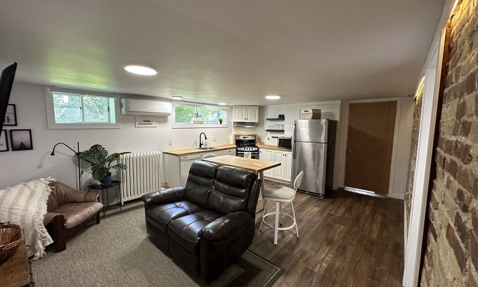 Sarnia Apartment | Stay In Sarnia [NEW] 2BR Souterrain Apt - Downtown