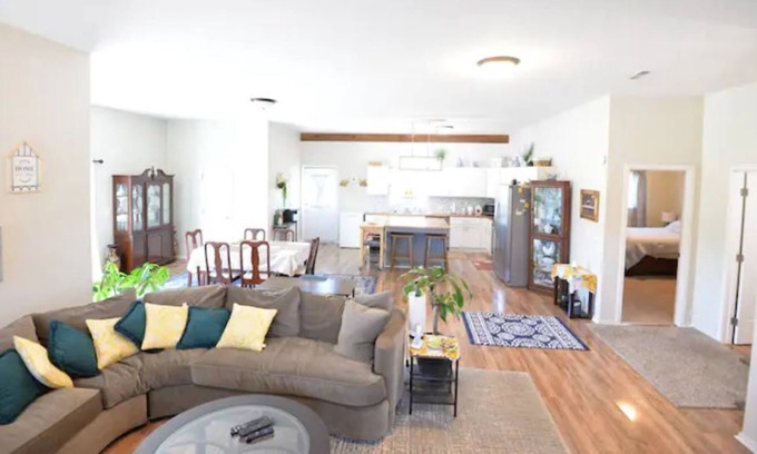 Pickaway County House | Stay & Play! Private guest house, Golf,Pool,Court