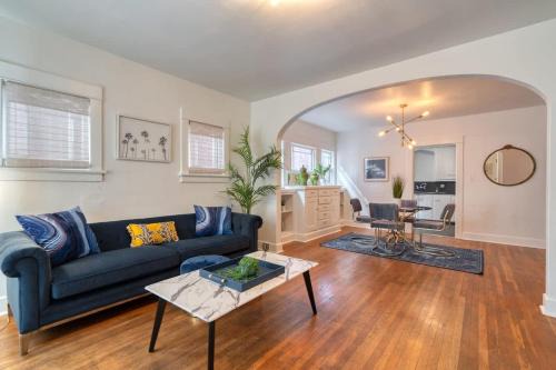 Hosford-Abernethy Apartment | Stay Portland Collection - Glamourous Old Hollywood Apartment - 92 WalkScore