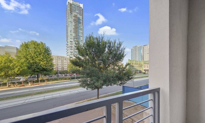 Third Ward Condo | StaysByWalker Uptown 2BR - 1GWIFI/KingBeds/Parking