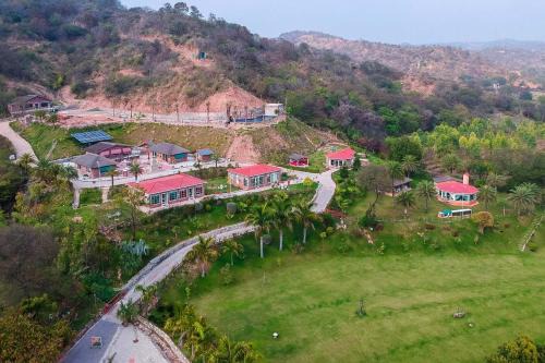 Kishangarh House | StayVista at Brickwood Hill with Outdoor Infinity Pool & Jacuzzi