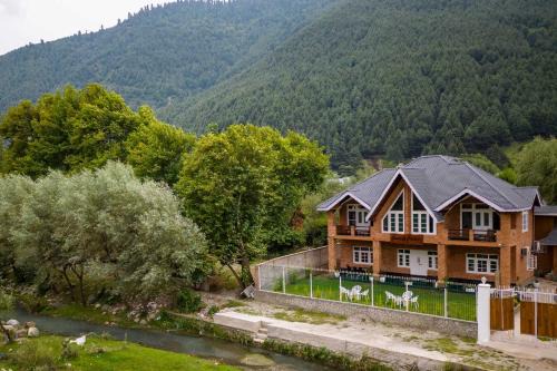 Brein Villa | StayVista at Gaash Cottage - Pet Friendly Villa with Lawn, Bonfire, WiFi