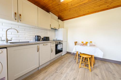 Trim Apartment | Steepleview 2 Bedroom