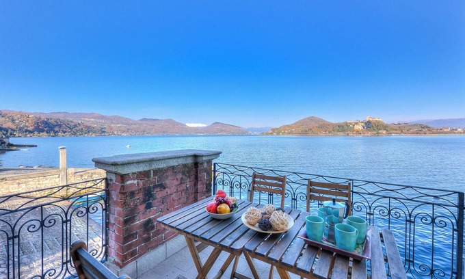 Arona Apartment | Stella Del Lago Pied Dans L'Eau, Arona, Italy