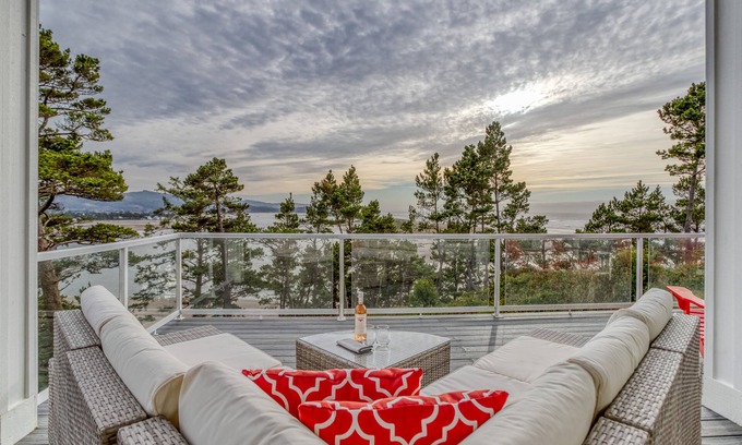 Lincoln City House | Stellar Ocean and Bay Views, Chef’s Kitchen, Hot Tub and 4 Luxurious Bedrooms!