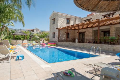 Simou Villa | Stephanie Villa