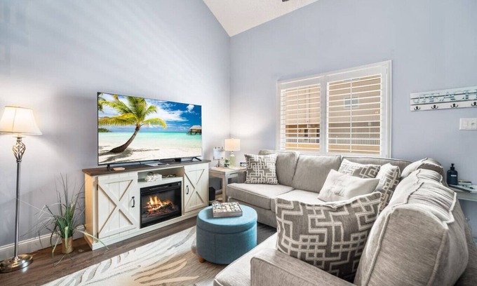 Southend Condo | Steps 2 beach! Ocean view+ Pool+ Parking+ Families