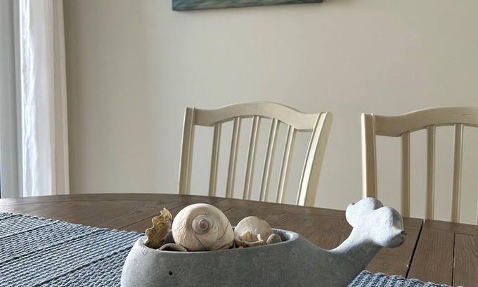 Regional District of Nanaimo Hotel | Steps from the ocean!