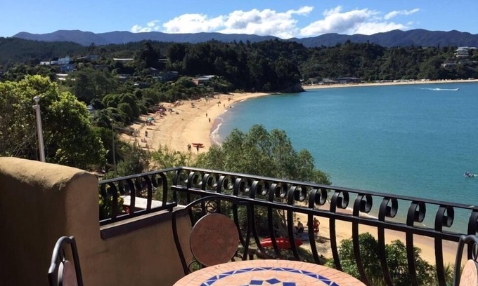 Ngaio Bay Apartment | Steps to Beach and absolute Beachfront position