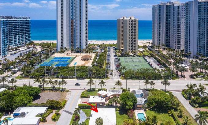 Singer Island House | Steps to beach! Luxe stay/Chef's kitchen & Lanai