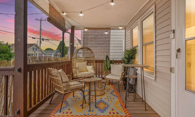 Hampton House | Steps to Beach | Updated Kitchen | Pat's Porch