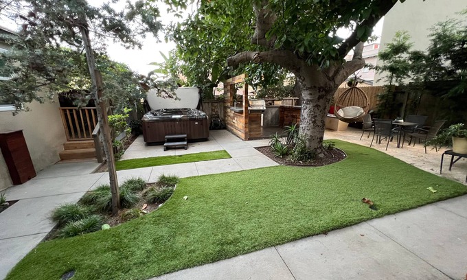 Golden Hill House | Steps to Broadway! Near Downtown, Zoo, Coronado, The Midway, SD BAY, NEW Jacuzzi, BBQ!