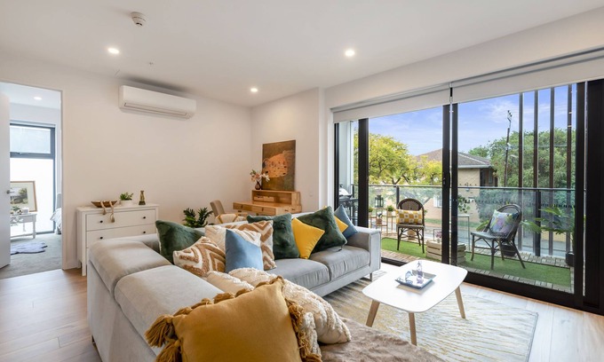 Fullarton Apartment | Steps to City/Chic 2-B2b Oasis with Parking