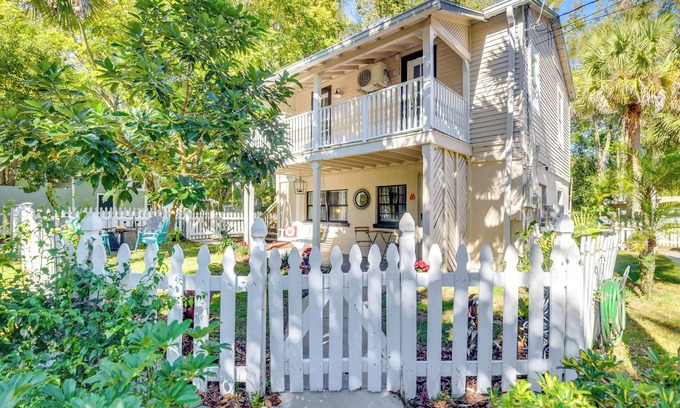 DeLand Condo | Steps to Downtown: DeLand Condo w/Porch & Yard