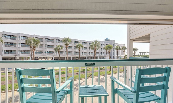 Galveston Condo | Steps to Galveston Beach: Corner-Unit Condo!