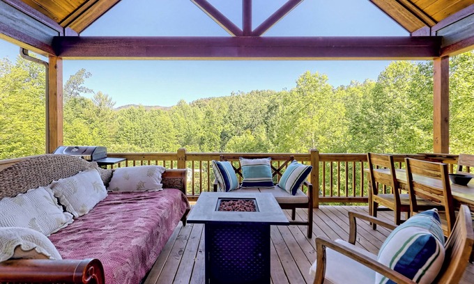 Clarkesville Cabin | Steps to Lake Burton & La Prade's Marina! Beautiful mountain views - come relax!