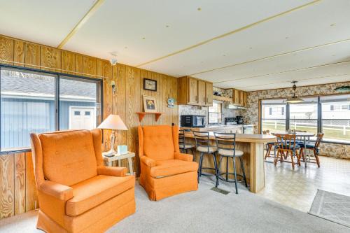 Henderson House | Steps to Lake Ontario Remote Escape with Deck and BBQ
