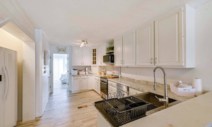 Dewey Beach Apartment | Steps to Rehoboth Bay Marina! Condo w/ Pool Access