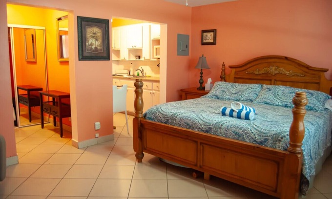 Lauderdale-by-the-Sea Condo | Steps to the Sand! Coastal Condo with Heated Pool Access