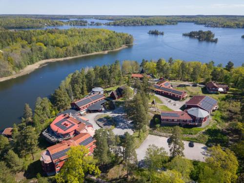 Brokind Hotel | Stiftsgården Vårdnäs Hotell