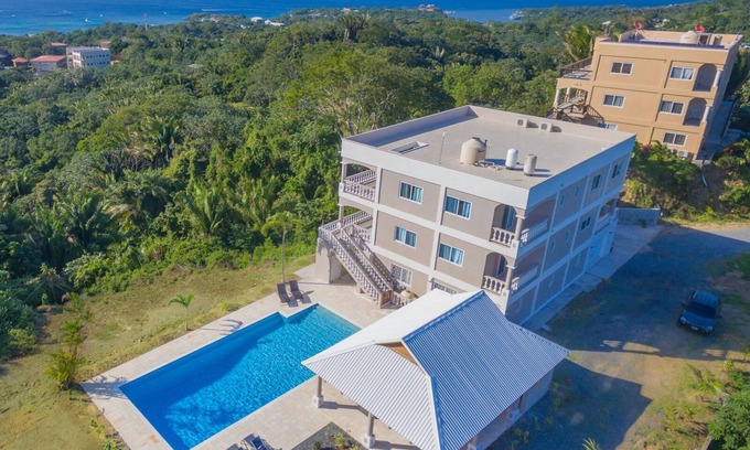 Antoneys Cay Apartment | Sting Ray at Sea Scape, studio with huge pool + amazing views