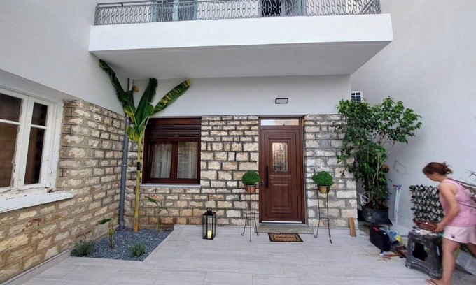 Preveza House | Stone-built 80 m2 2bedroom villa in Preveza center with private garden & Parking