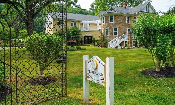 Lovettsville Bed & Breakfast | Stone Manor Boutique Inn - Country Manor with Breathtaking Gardens and Event