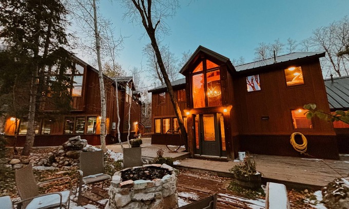 Sundance Cabin | Stone Table Lodge - Sleeps 8 - HOT TUB