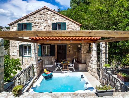 Omis Villa | Stonehouse Korlat with open-air jacuzzi