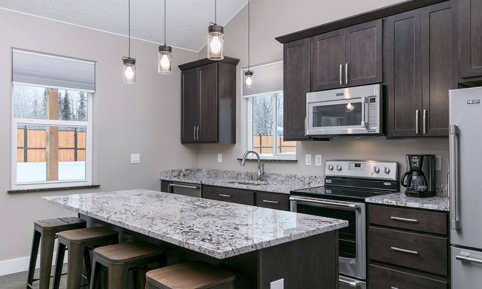 Wasilla Cottage | Stoneridge Place Cottage #1 - Vacation or Executive Retreat 1Br 1Ba Garage!