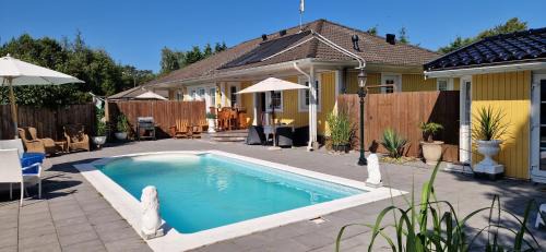 Hollviken Villa | Strandnära Pool villa