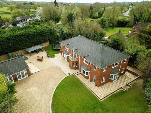 Wixford House | Stratford 4 BR Family Mansion with Pool, Gym BBQ