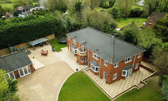 Wixford House | Stratford 4 BR Family Mansion with Pool, Gym & BBQ