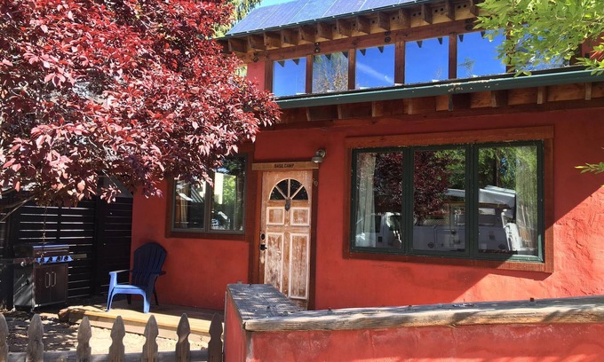 Old Bend House | Strawbale Basecamp-Salt Hot Tub, AC, Heated Floors, Fireplace, 100+ wifi, 30nts
