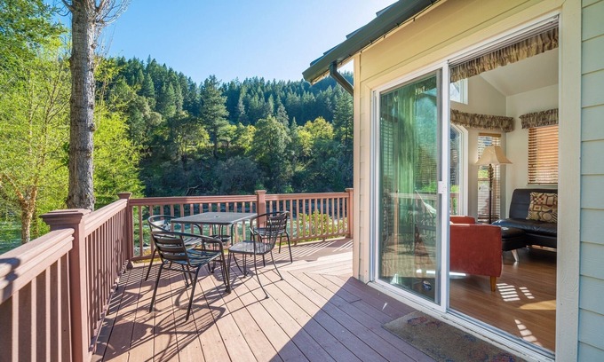 Big Bar Cottage | Strawhouse Resorts on the Beautiful Trinity River